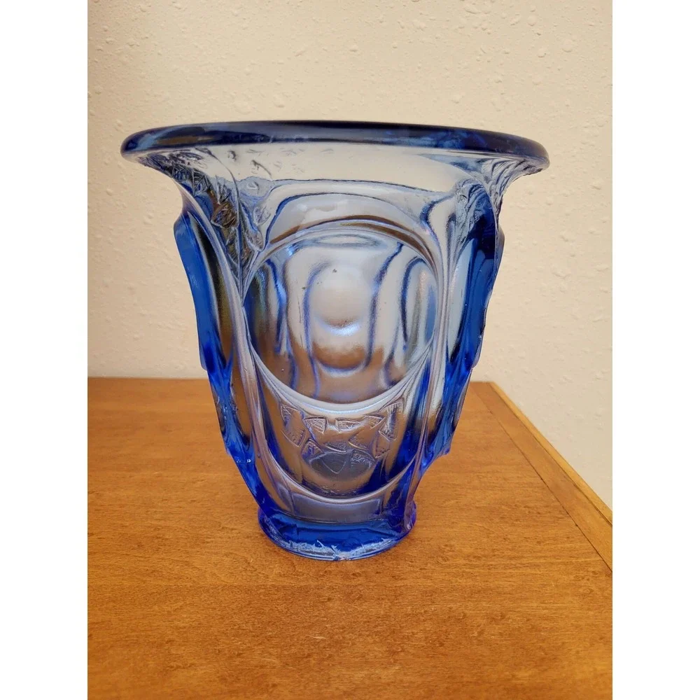 L.E. Smith Pressed Glass Cobalt Blue Etched Raised Floral Design 3D Footed Vase‎